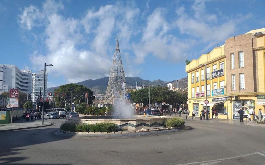 Apartamento con impresionante vista, piscina y parking Benalmádena Esterno foto