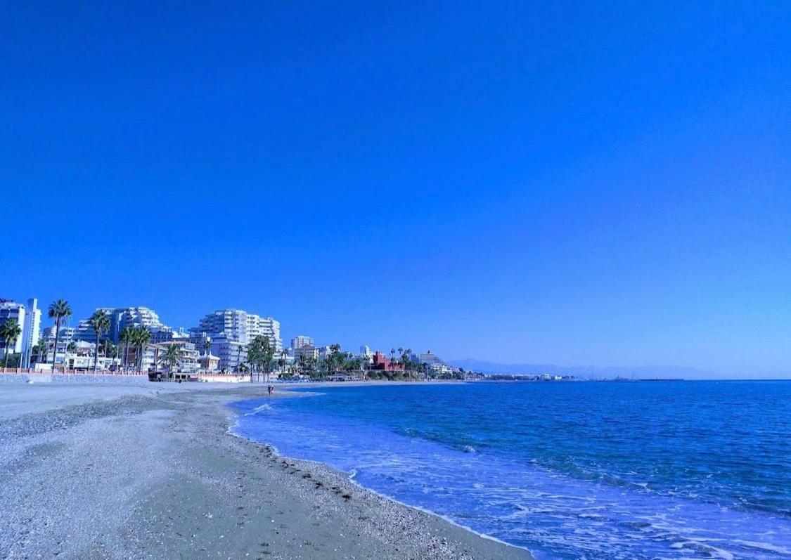 Apartamento con impresionante vista, piscina y parking Benalmádena Esterno foto